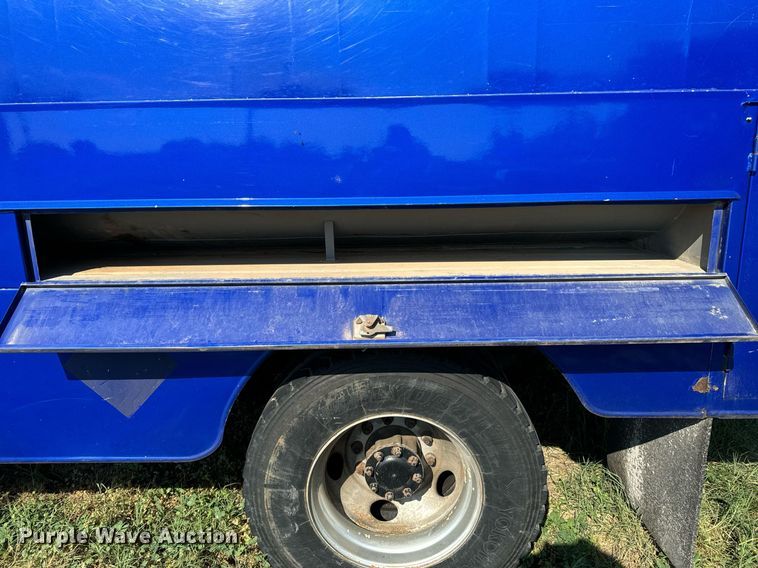 image for item DX1189 2010 Kenworth T370 fuel / lube truck