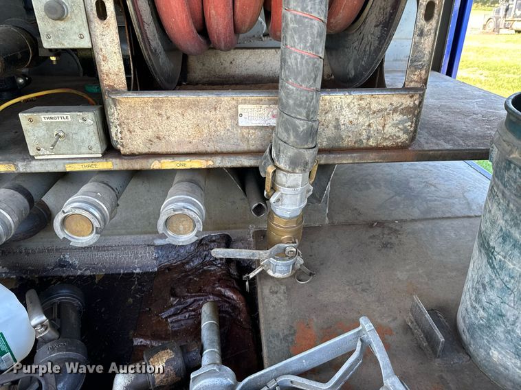 image for item DX1189 2010 Kenworth T370 fuel / lube truck