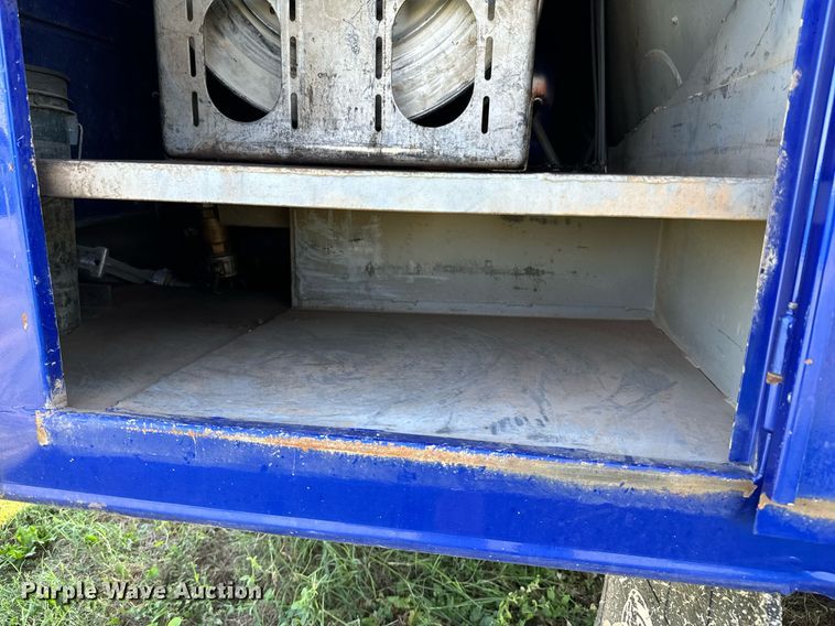 image for item DX1189 2010 Kenworth T370 fuel / lube truck