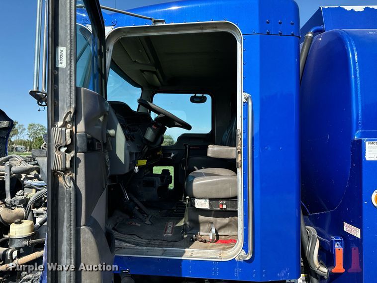 image for item DX1189 2010 Kenworth T370 fuel / lube truck