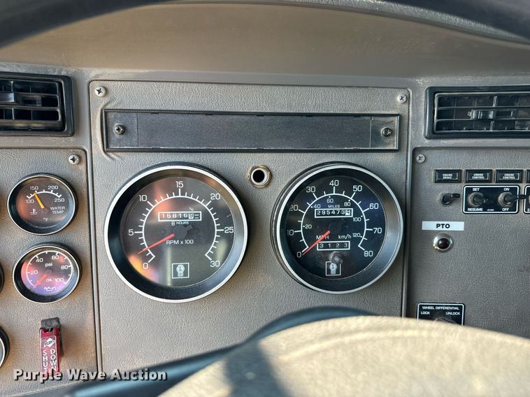 image for item DX1189 2010 Kenworth T370 fuel / lube truck