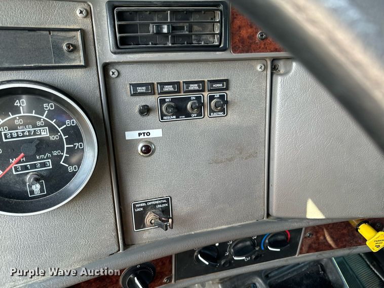 image for item DX1189 2010 Kenworth T370 fuel / lube truck