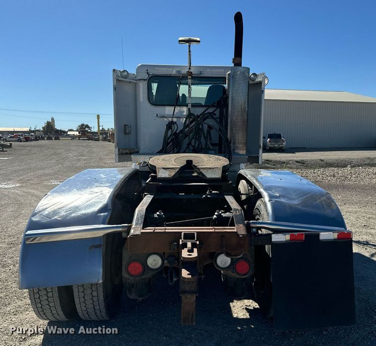 image for item EE7850 2010 Peterbilt 386 semi truck