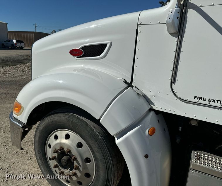 image for item EE7850 2010 Peterbilt 386 semi truck