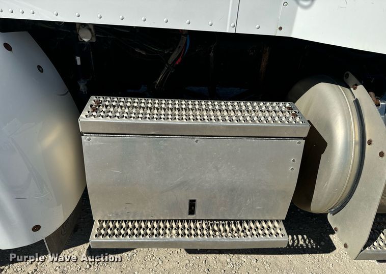 image for item EE7850 2010 Peterbilt 386 semi truck