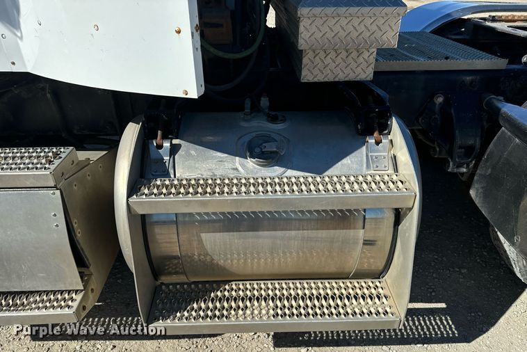 image for item EE7850 2010 Peterbilt 386 semi truck