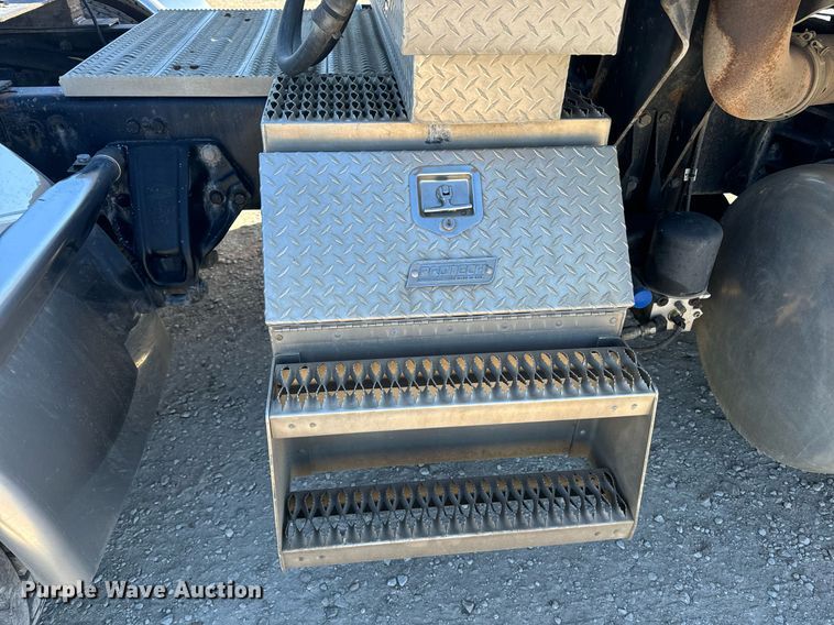 image for item EE7850 2010 Peterbilt 386 semi truck