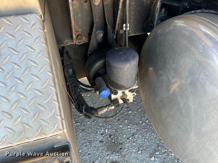 image for item EE7850 2010 Peterbilt 386 semi truck