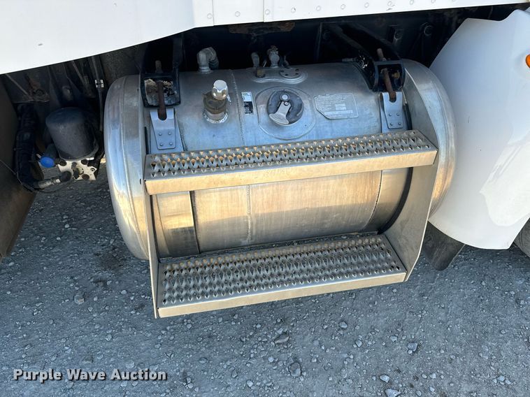 image for item EE7850 2010 Peterbilt 386 semi truck