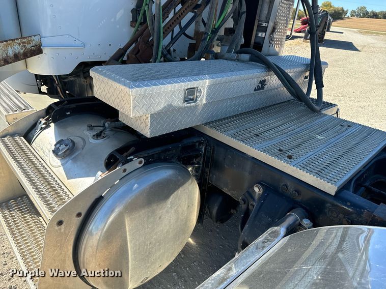 image for item EE7850 2010 Peterbilt 386 semi truck