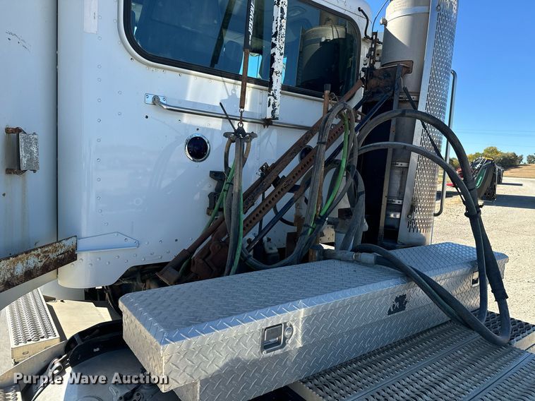 image for item EE7850 2010 Peterbilt 386 semi truck