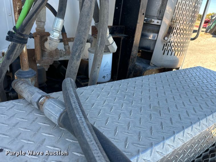 image for item EE7850 2010 Peterbilt 386 semi truck