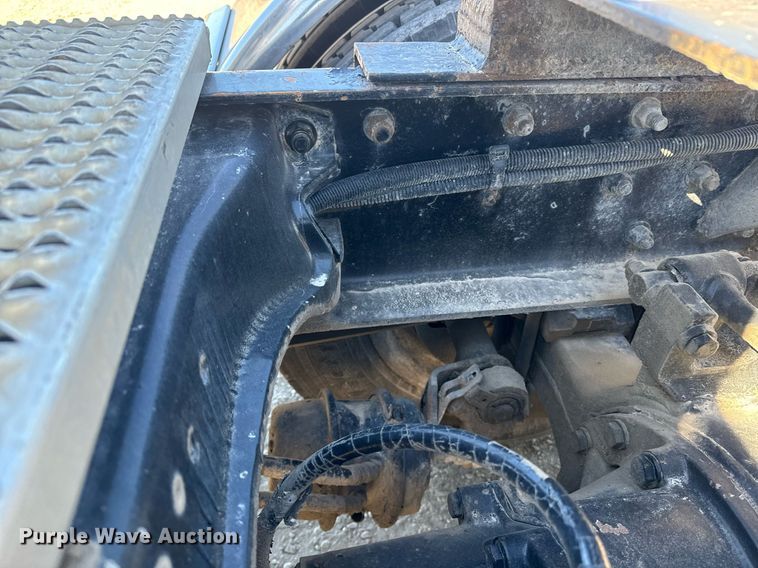 image for item EE7850 2010 Peterbilt 386 semi truck