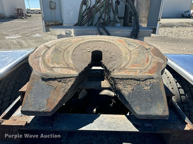 image for item EE7850 2010 Peterbilt 386 semi truck