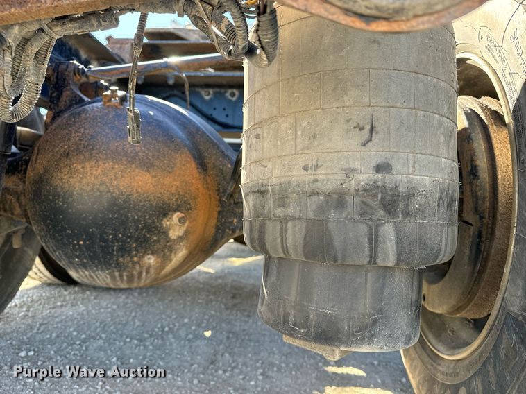 image for item EE7850 2010 Peterbilt 386 semi truck