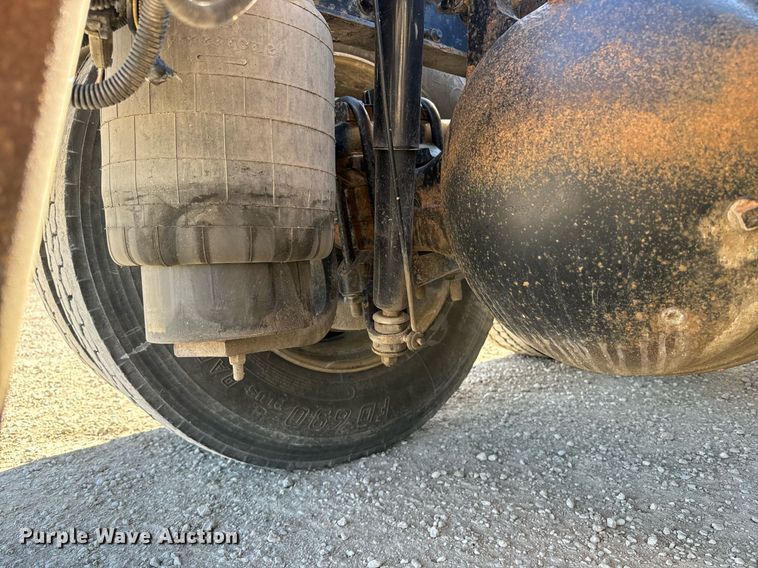 image for item EE7850 2010 Peterbilt 386 semi truck