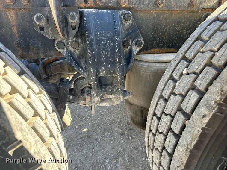 image for item EE7850 2010 Peterbilt 386 semi truck