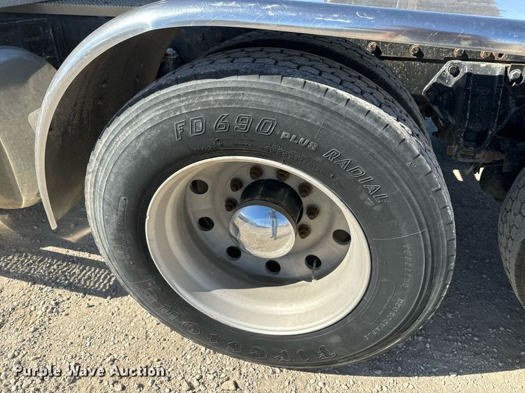 image for item EE7850 2010 Peterbilt 386 semi truck