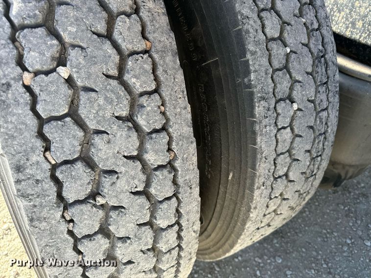 image for item EE7850 2010 Peterbilt 386 semi truck