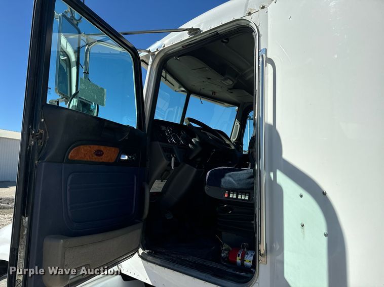 image for item EE7850 2010 Peterbilt 386 semi truck