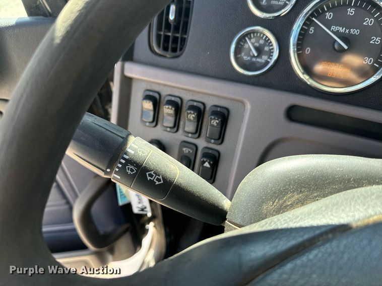 image for item EE7850 2010 Peterbilt 386 semi truck