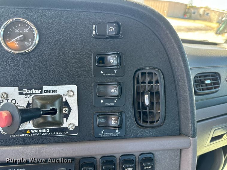 image for item EE7850 2010 Peterbilt 386 semi truck