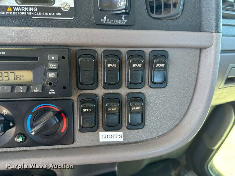 image for item EE7850 2010 Peterbilt 386 semi truck