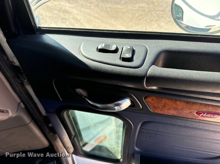 image for item EE7850 2010 Peterbilt 386 semi truck