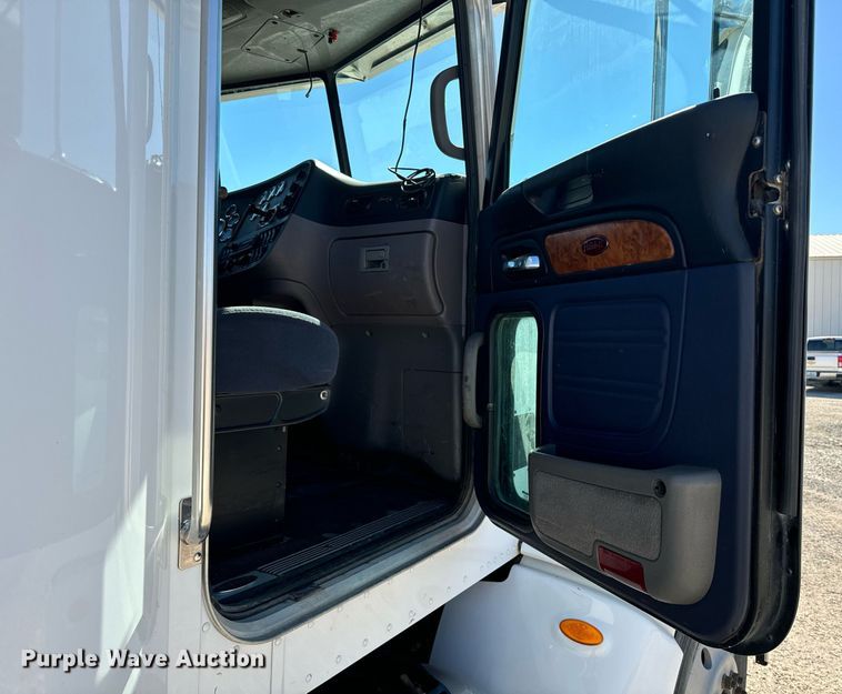 image for item EE7850 2010 Peterbilt 386 semi truck