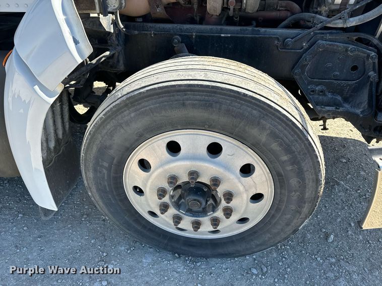 image for item EE7850 2010 Peterbilt 386 semi truck