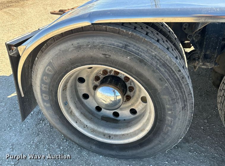 image for item EE7850 2010 Peterbilt 386 semi truck