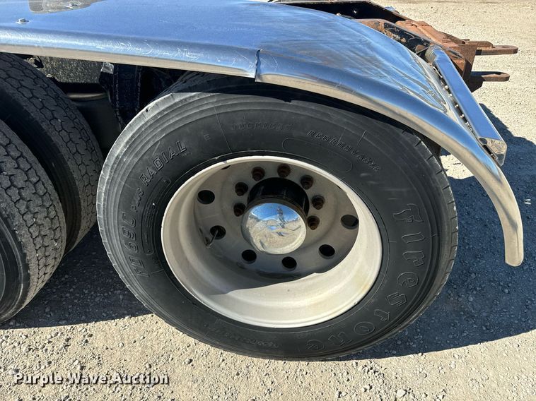 image for item EE7850 2010 Peterbilt 386 semi truck