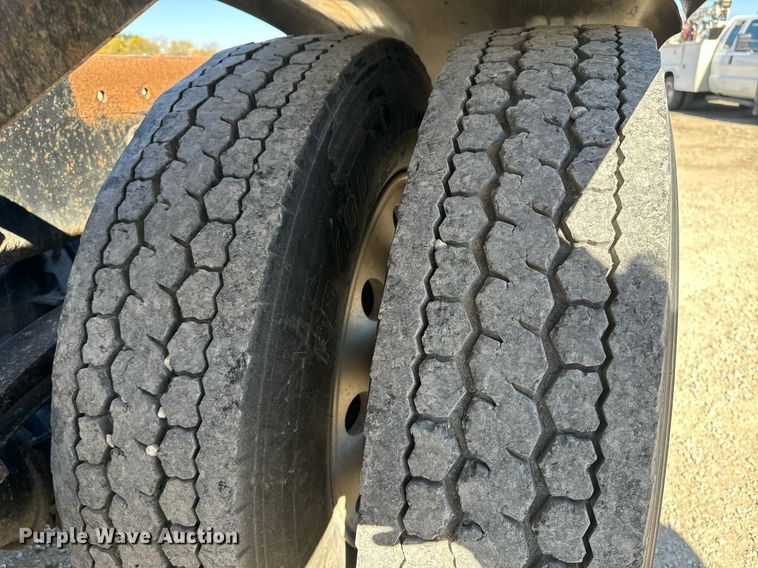 image for item EE7850 2010 Peterbilt 386 semi truck