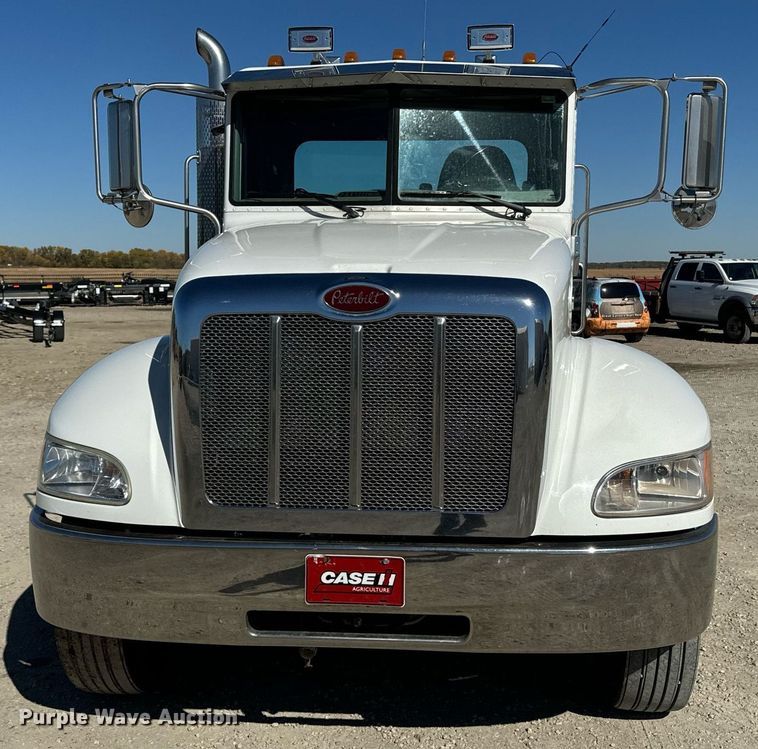 image for item EE7852 2009 Peterbilt 335 truck cab and chassis