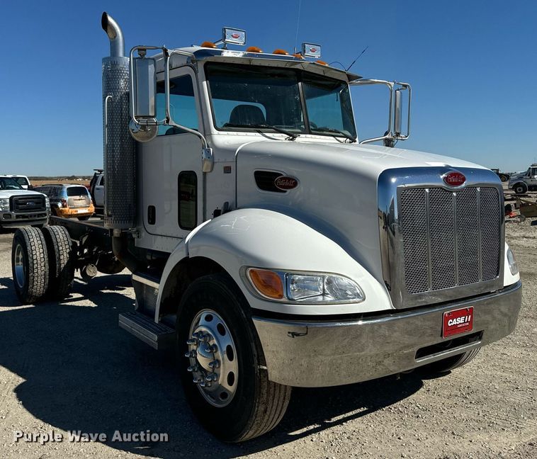 image for item EE7852 2009 Peterbilt 335 truck cab and chassis