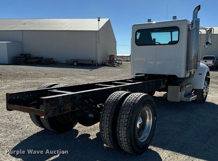 image for item EE7852 2009 Peterbilt 335 truck cab and chassis