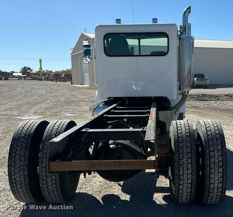 image for item EE7852 2009 Peterbilt 335 truck cab and chassis