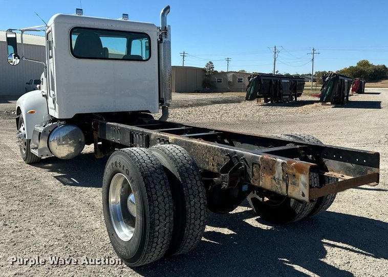 image for item EE7852 2009 Peterbilt 335 truck cab and chassis