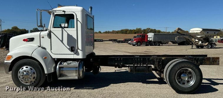 image for item EE7852 2009 Peterbilt 335 truck cab and chassis