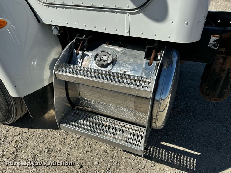 image for item EE7852 2009 Peterbilt 335 truck cab and chassis