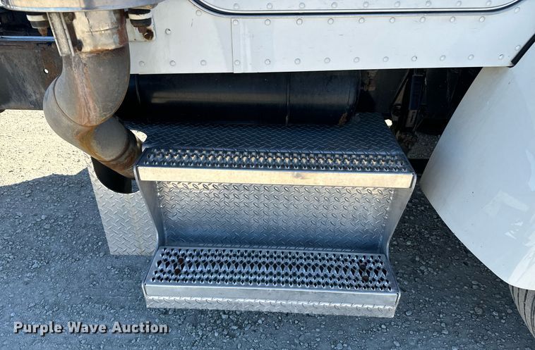 image for item EE7852 2009 Peterbilt 335 truck cab and chassis