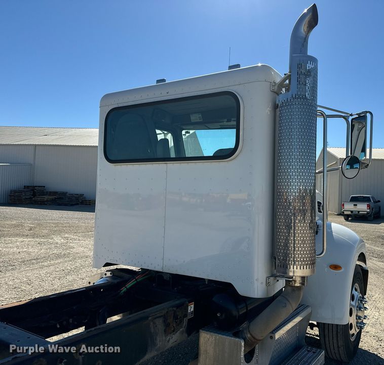 image for item EE7852 2009 Peterbilt 335 truck cab and chassis