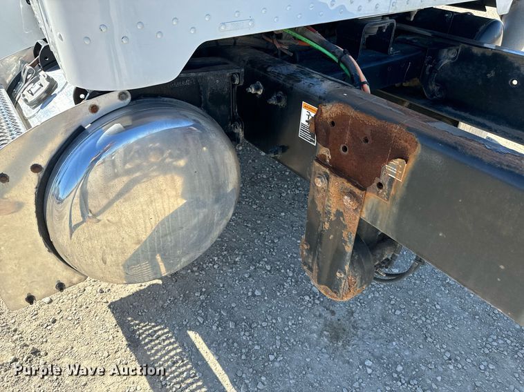 image for item EE7852 2009 Peterbilt 335 truck cab and chassis