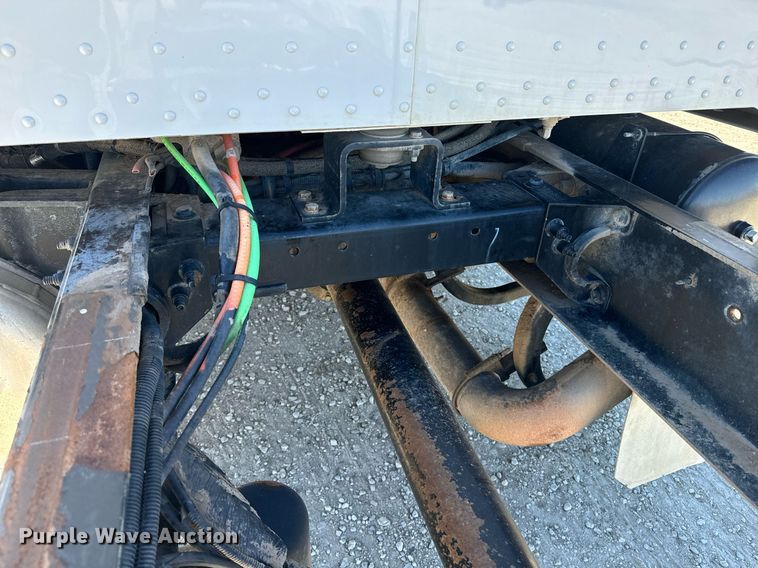 image for item EE7852 2009 Peterbilt 335 truck cab and chassis