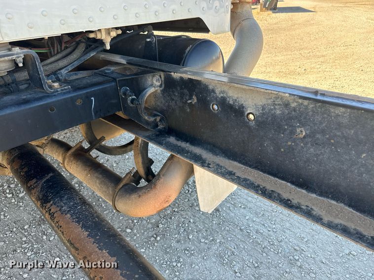 image for item EE7852 2009 Peterbilt 335 truck cab and chassis