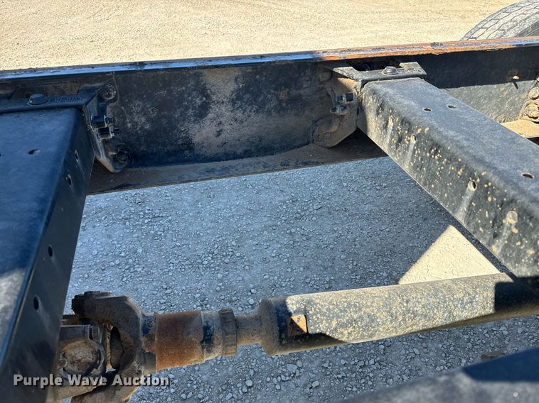 image for item EE7852 2009 Peterbilt 335 truck cab and chassis