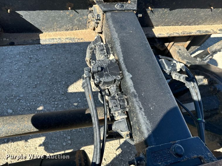 image for item EE7852 2009 Peterbilt 335 truck cab and chassis