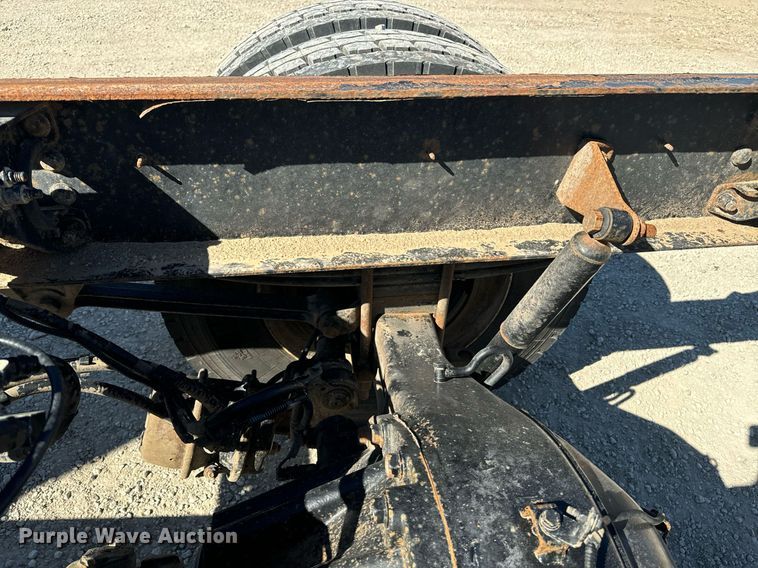 image for item EE7852 2009 Peterbilt 335 truck cab and chassis