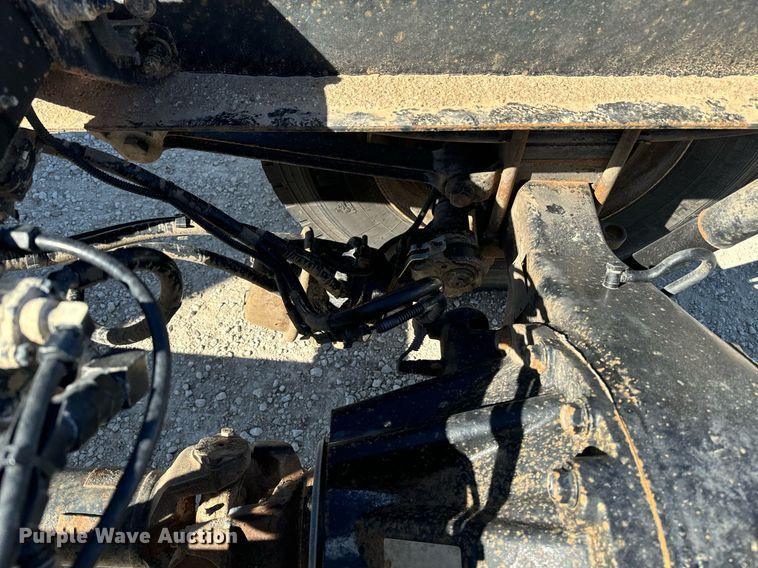 image for item EE7852 2009 Peterbilt 335 truck cab and chassis