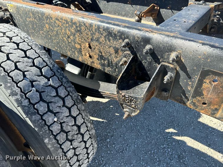 image for item EE7852 2009 Peterbilt 335 truck cab and chassis